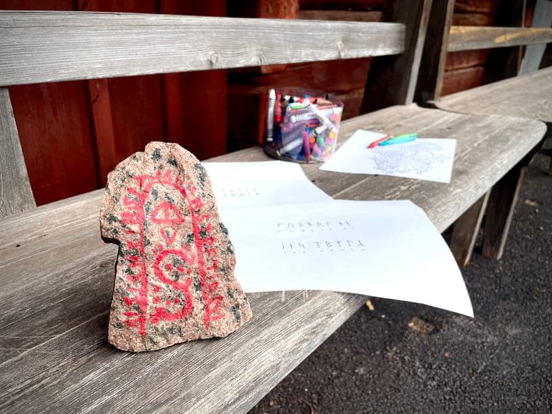 Lär dig mer om runor och gör din egen runsten!