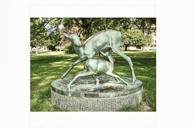 Skulpturen Hind med kid