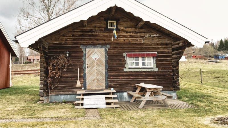 Mysig timmerstuga i Tjustersby