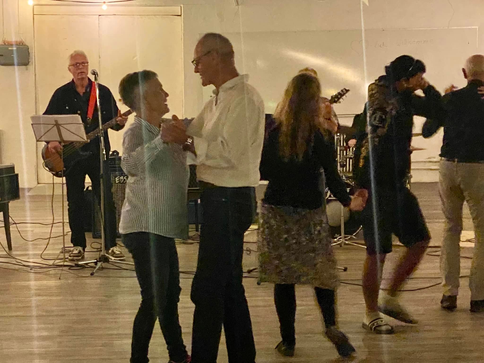 öppen dansträning utan ledare onsdagskvällar 20-21 Linedance innan